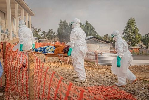Vùng tâm dịch Ebola từ lâu đã chịu ảnh hưởng nặng nề bởi các cuộc xung đột vũ trang kéo dài, khiến lực lượng y tế gặp rất nhiều khó khăn trong việc tiếp cận các địa bàn vùng sâu vùng xa. Ảnh: Benediction Murhabazi/Getty Images