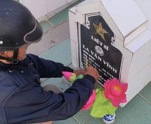 Ông Sáu thăm mộ đồng đội tại nghĩa trang Châu Phú. Ảnh: Công an tỉnh An Giang