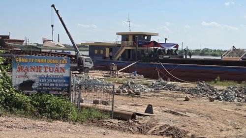 Khu vực bãi Tây Ngòi Voi, đê tả sông Đáy, xã Nghĩa Sơn (Ninh Bình) được sử dụng làm bãi đóng tàu trái quy định. Ảnh: Nam Dương