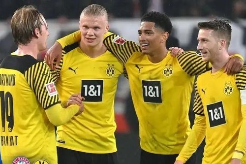 Haaland và Bellingham là bạn bè từ quãng thời gian cùng khoác áo CLB Borussia Dortmund. Cả hai gia nhập đội bóng Bundesliga vào năm 2020 và nhanh chóng trở thành cặp đôi trong mơ nhờ sự ăn ý trên sân. Tình bạn ấy vẫn được duy trì ngay cả khi họ lần lượt chuyển tới những gã khổng lồ - đồng thời là đối thủ - Manchester City và Real Madrid. Ảnh: Bundesliga Official.
