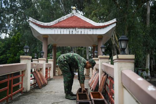 Lực lượng quy tập sắp xếp những bộ tiểu quách, chờ "đón" hài cốt của những liệt sĩ tại công viên Lê Thị Riêng.