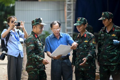 Bác sĩ Trần Văn Bản (ở giữa), nguyên Chủ tịch Hội Chữ thập đỏ quận Tân Bình cũ, người dành hơn 30 năm tham gia tìm kiếm hài cốt liệt sĩ, không giấu được xúc động khi biết lực lượng quy tập đã quy tập được các hài cốt tại công viên Lê Thị Riêng. “Anh em báo tin cho nhau liên tục. Ai cũng mừng. Có người rơi nước mắt vì cuối cùng cũng có hy vọng tìm được đồng đội. Nhiều hài cốt nằm dưới nền đất ngập nước suốt nhiều năm nhưng khi đưa lên vẫn còn khá nguyên vẹn. Tôi chỉ mong tìm được thêm nhiều hài cốt và còn giữ được nguyên trạng để thuận lợi cho việc xác minh danh tính”, ông Bản chia sẻ.