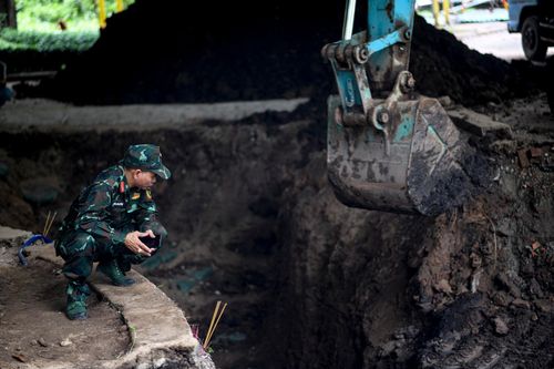 Trao đổi với Tri Thức - Znews, Thượng tá Trần Hùng Cường, Chính trị viên Đội K73, Bộ Chỉ huy Quân sự tỉnh Tây Ninh, cho biết đơn vị đang phụ trách tìm kiếm chiến sĩ hy sinh, mất tin, mất tích tại chiến trường Campuchia, khu vực giáp biên giới Tây Ninh thì nhận được lệnh Bộ Tư lệnh điều động đến hỗ trợ công tác quy tập tại công viên Lê Thị Riêng. Theo Thượng tá Cường, dù điều kiện thực địa giữa Campuchia và TP.HCM có nhiều khác biệt, kinh nghiệm tích lũy qua nhiều năm vẫn được vận dụng hiệu quả. Lực lượng Đội K nhận diện sự thay đổi của từng lớp địa tầng, quan sát màu đất, dấu vết xáo trộn và chuyển sang đào thủ công khi xuất hiện dấu hiệu nghi có hài cốt hoặc di vật để tránh gây ảnh hưởng đến hiện trường