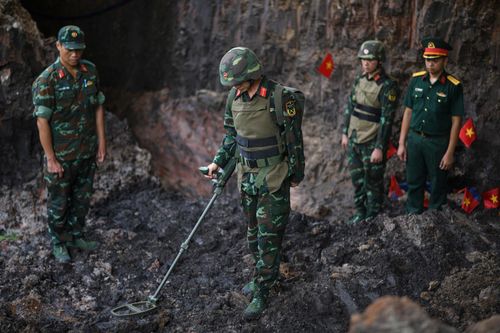 Công tác rà mìn được thực hiện khẩn trương trong buổi sáng 9/7.