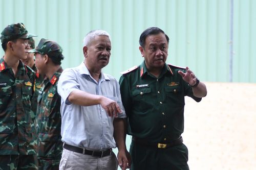 Theo Thiếu tướng Nguyễn Thành Trung (bên phải), Chính ủy Bộ Tư lệnh TP.HCM, công tác khai quật được triển khai theo đúng quy trình chuyên môn. Hiện trường được tách bóc từng lớp đất để bảo đảm không bỏ sót hài cốt và di vật.