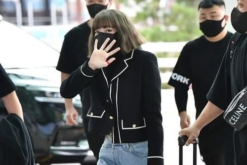 Lisa (BlackPink) tại sân bay Incheon cho chuyến công tác đến Pháp, tháng 10/2021. Ảnh: Dispatch.