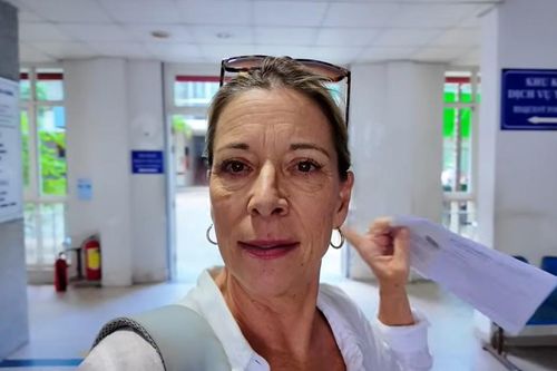 Susan Lindgren chia sẻ cảm xúc bất ngờ khi đến Bệnh viện Mắt Đà Nẵng khám bệnh với chi phí 45.000 đồng. Ảnh: Cắt từ video.