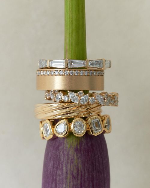  Mỗi chiếc nhẫn trên "chồng" có thể ghi dấu cột mốc đáng nhớ. Ảnh: @holdenrings/Instagram. 
