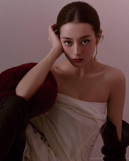 Địch Lệ Nhiệt Ba khá kín tiếng về đời tư. Những năm qua, cô nhiều lần vướng tin đồn tình cảm, kết hôn hoặc sinh con, nhưng phần lớn đều không có xác nhận chính thức. Chính sự kín đáo này khiến đời tư của cô thường xuyên trở thành chủ đề suy đoán trên mạng xã hội.