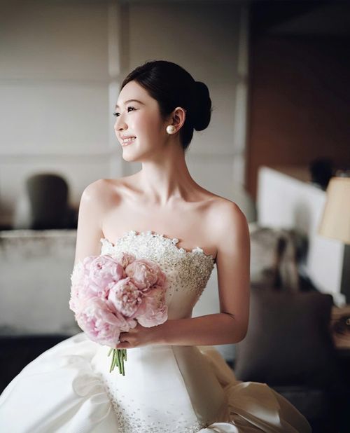 Từng bị xem là điều kiêng kỵ trong đám cưới vì gắn với quan niệm mang đến nước mắt và điều không may, trang sức ngọc trai giờ đã được nhiều cô dâu đón nhận trở lại. Ảnh minh họa: Xiaohongshu.