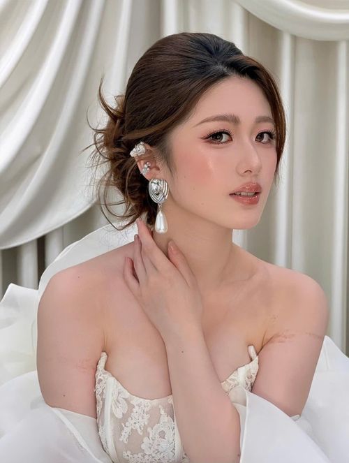 Mang trang sức giả không còn là điều cấm kỵ trong đám cưới nếu có thiết kế tinh xảo và được phối hợp hài hòa. Ảnh minh họa: Xiaohongshu.