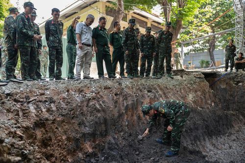 Thiếu tướng Nguyễn Thành Trung, Chính ủy Bộ Tư lệnh TP.HCM (chính giữa) quan sát lực lượng khảo sát hiện trường tại công viên Văn hóa Lê Thị Riêng sáng 9/7. Ảnh: Hoài Bảo.