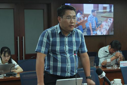  Ông Vũ Văn Vịnh, Giám đốc Ban Quản lý dự án 2 (Ban Quản lý đường sắt đô thị TP.HCM), thông tin về tiến độ dự án metro Bến Thành - Tham Lương tại buổi họp báo thường kỳ chiều 9/7. Ảnh: Thảo Liên. 