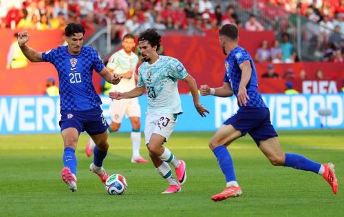 Từ 10,1 đường chuyền xuyên phá mỗi trận ở PSG, Vitinha tụt xuống chỉ còn 3,71 lần khi khoác áo tuyển.