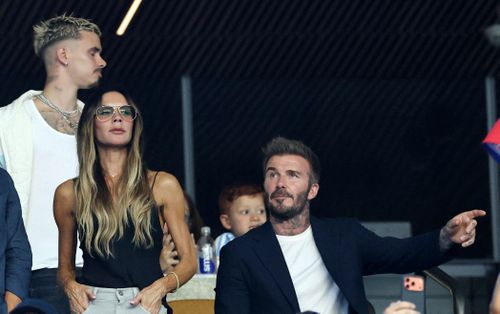 David Beckham, Victoria và con trai Romeo trên khán đài trận Argentina - Cape Verde. Ảnh: Amanda Perobelli/Reuters.