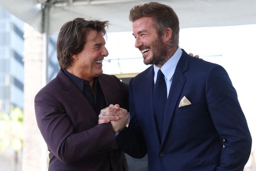 Tom Cruise chúc mừng David Beckham trong lễ gắn sao của cựu danh thủ người Anh trên Đại lộ Danh vọng Hollywood. Ảnh: Mario Anzuoni/Reuters.