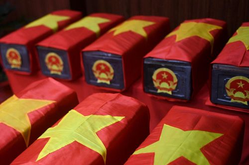  Sau gần 60 năm nằm lại dưới lòng đất, các liệt sĩ, đồng bào yêu nước được đưa vào nơi bảo quản trang trọng để chờ hành trình xác định danh tính và trở về với gia đình. 