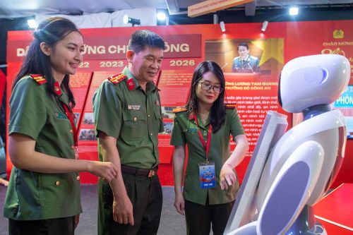  Triển lãm "80 năm An ninh nhân dân - Lá chắn thầm lặng" tái hiện chặng đường gần một thế kỷ của lực lượng An ninh nhân dân dưới cờ Đảng quang vinh, thông qua hệ thống tư liệu, hình ảnh, hiện vật, kết hợp công nghệ trình chiếu hiện đại, kết nối mạch nguồn giữa quá khứ, hiện tại và tương lai. 