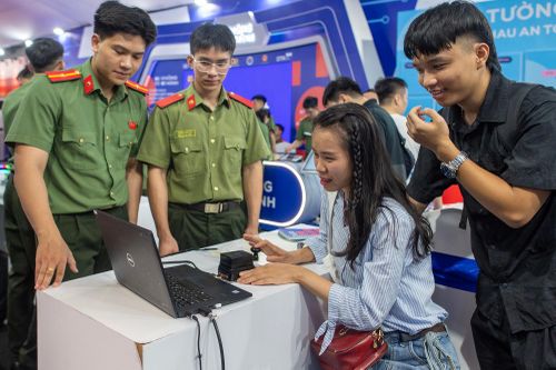  Các trạm thông tin trải nghiệm: "Bức tường an ninh mạng", "Vì hòa bình thế giới", "Pháp luật nghiêm minh", "Chuyển đổi số trên lĩnh vực quản lý xuất nhập cảnh vì nhân dân phục vụ"... tạo điều kiện thuận lợi để người dân tìm hiểu những kiến thức về bảo vệ an ninh quốc gia, an ninh mạng, nhận diện và phòng ngừa các phương thức, thủ đoạn phạm tội mới, nâng cao ý thức chấp hành pháp luật và kỹ năng tự bảo vệ trong môi trường số. 