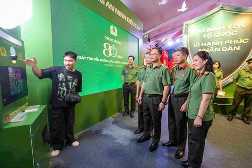  Tham dự buổi lễ có Thượng tướng Phạm Thế Tùng - Thứ trưởng Bộ Công An; Phó Chủ tịch Ủy ban Trung ương Mặt trận Tổ quốc Việt Nam Trần Thắng cùng đại diện lãnh đạo các ban, bộ, ngành, tổ chức chính trị - xã hội Trung ương… 