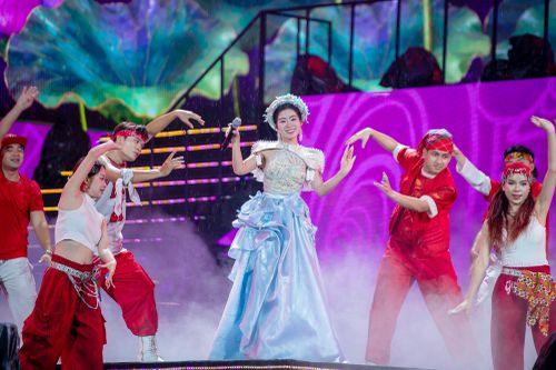  Trong không gian mở giữa lòng Thủ đô, chương trình kết hợp hài hòa giữa nghi lễ trang trọng và các tiết mục nghệ thuật được dàn dựng công phu. Sự hòa quyện của âm nhạc, ánh sáng và nghệ thuật trình diễn nhằm lan tỏa thông điệp sâu sắc: Bình yên là giá trị vô cùng quý báu. 