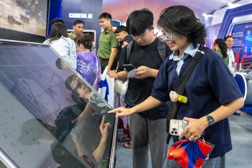  Trong khuôn khổ chuỗi sự kiện, triển lãm "80 năm An ninh nhân dân - Lá chắn thầm lặng" giới thiệu hàng trăm hình ảnh, tư liệu và hiện vật phản ánh chặng đường xây dựng, chiến đấu và trưởng thành của lực lượng An ninh nhân dân từ những ngày đầu bảo vệ chính quyền cách mạng, qua các cuộc kháng chiến đến thời kỳ đổi mới và hội nhập. 