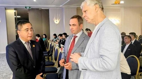 Đại diện đoàn công tác tỉnh Quảng Ninh trao đổi với các doanh nghiệp Nga