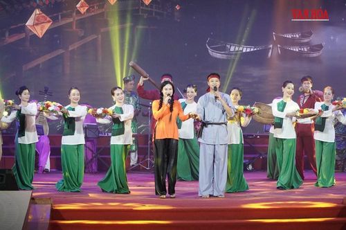 Tiết mục biểu diễn của Đoàn nghệ thuật quần chúng TP. Huế tại Lễ bế mạc