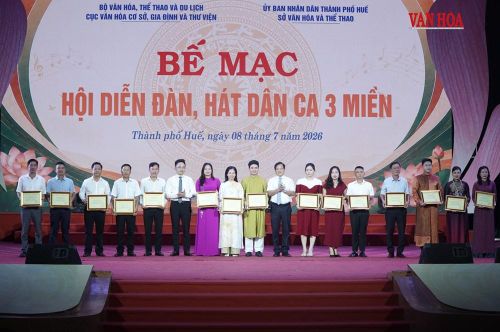 Ban tổ chức trao Huy chương Bạc cho các tiết mục