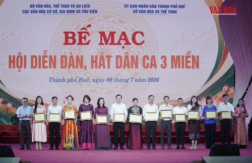 Ban tổ chức trao Huy chương Bạc cho các tiết mục
