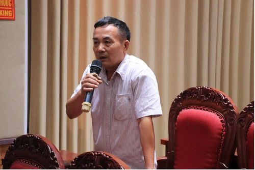 Cử tri phát biểu ý kiến tại buổi tiếp xúc