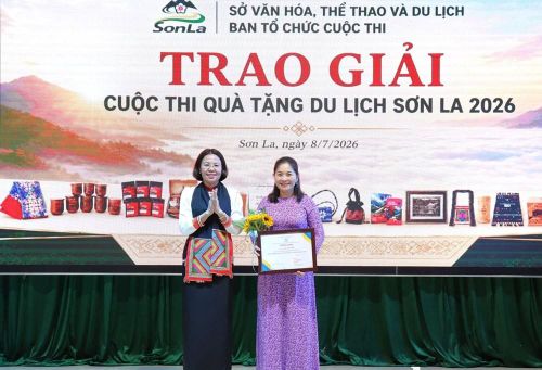 Ban Tổ chức trao giải Nhất cho tác giả Điêu Thị Nhất với tác phẩm "Khăn choàng sáp ong vẽ tay"