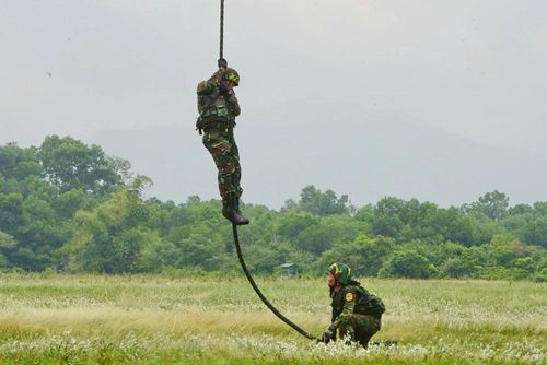 Khi trực thăng giữ trạng thái treo ổn định, các chiến sĩ đặc công nhanh chóng thực hiện bài đổ bộ bằng phương pháp tụt dây