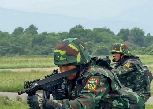 Các tổ chiến đấu cơ động qua khu vực trống theo đội hình thống nhất, liên tục quan sát mục tiêu và sẵn sàng xử trí mọi tình huống