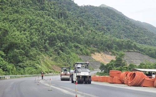 Các đơn vị được yêu cầu tăng tốc thi công để bảo đảm thông xe tuyến chính trong tháng 8 và hoàn thành toàn bộ dự án trong tháng 11