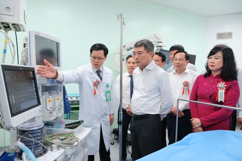 Thủ tướng Lê Minh Hưng thăm bệnh nhân thực hiện ca mổ đầu tiên tại Bệnh viện Hữu nghị Việt Đức và Bệnh viện Bạch Mai cơ sở Ninh Bình trong ngày khai trương. Ảnh: TTXVN