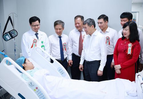 Thủ tướng Lê Minh Hưng thăm bệnh nhân đang điều trị tại Bệnh viện Bạch Mai và Bệnh viện Việt Đức cơ sở Ninh Bình. Ảnh: TTXVN