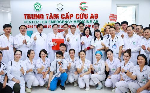 Thủ tướng Lê Minh Hưng với cán bộ, y bác sĩ, nhân viên y tế Bệnh viện Bạch Mai và Bệnh viện Việt Đức cơ sở Ninh Bình. Ảnh: Dương Giang – TTXVN