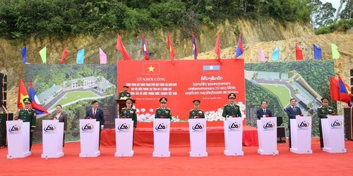 Đại tướng Phan Văn Giang và Đại tướng Khamliang Outhakaysone cùng đại biểu hai nước bấm nút khởi công xây dựng công trình - Ảnh: Khánh Toàn