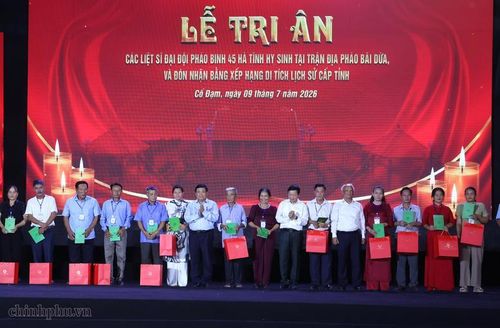 Nguyên Phó Thủ tướng Trần Hồng Hà, nguyên Phó Thủ tướng Nguyễn Chí Dũng tặng quà tri ân thân nhân các anh hùng liệt sĩ của Đại đội Pháo binh 45 - Ảnh: VGP/Phương Nguyên