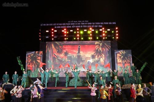 Tiết mục nghệ thuật tái hiện hình ảnh chiến đấu hào hùng của Đại đội Pháo binh 45 - Ảnh: VGP/Phương Nguyên