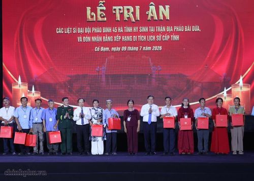 Phó Thủ tướng Thường trực Chính phủ Phạm Gia Túc tặng quà tri ân thân nhân các anh hùng liệt sĩ của Đại đội Pháo binh 45 - Ảnh: VGP/Phương Nguyên