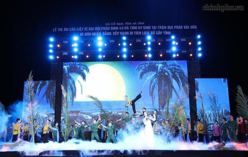 Tiết mục nghệ thuật tái hiện hình ảnh sinh hoạt, chiến đấu của Đại đội Pháo binh 45 - Ảnh: VGP/Phương Nguyên