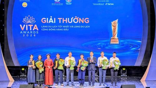 Trao giải cho Làng du lịch tốt nhất và Làng du lịch cộng đồng hàng đầu. Ảnh: Trần Hồng