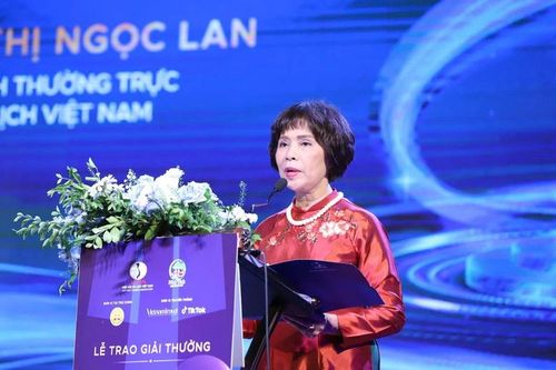 Phó Chủ tịch Thường trực Hiệp hội Du lịch Việt Nam Cao Thị Ngọc Lan phát biểu tại buổi lễ. Ảnh: Trần Hồng