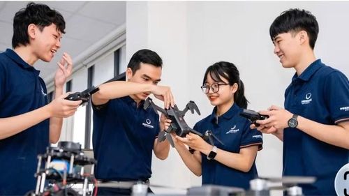 Sinh viên Đại học Phenikaa trong giờ thực hành công nghệ.