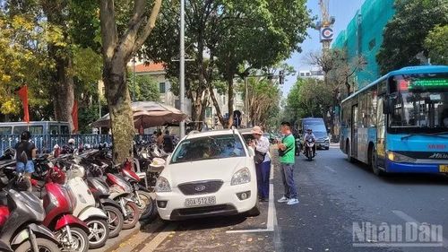 Bãi đỗ ô tô/ xe máy tại tuyến phố Lý Thái Tổ là một trọng 7 điểm đỗ đầu tiên thí điểm thu phí điện tử nhận được rất nhiều phản hồi tích cực của người dân.