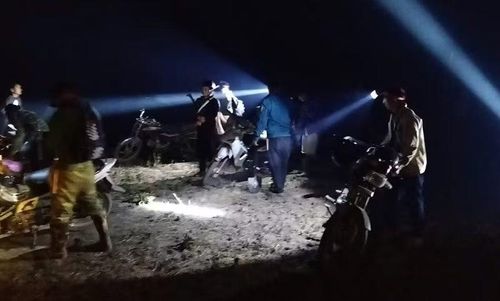 Nhân dân xã Na Sang và các lực lượng khẩn trương khắc phục thiệt hại do mưa lớn trong đêm 8/7.