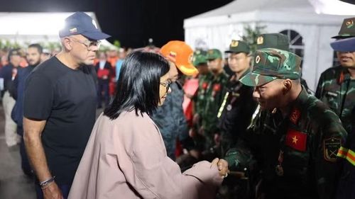 Tổng thống lâm thời Venezuela Delcy Rodriguez thăm hỏi thành viên của đoàn Việt Nam. (Ảnh: TTXVN)