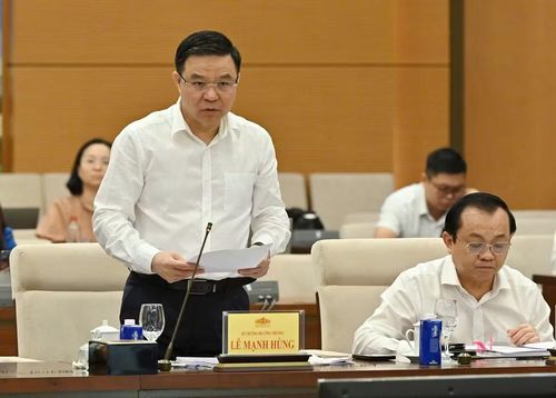 Bộ trưởng Công thương Lê Mạnh Hùng trình bày Tờ trình tại Phiên họp. (Ảnh: THỦY NGUYÊN)